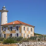 Cozy Two-bedroom In A Seafront Building Апартаменти *