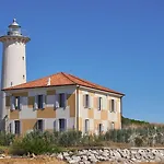 Cozy Two-bedroom In A Seafront Building Апартаменти Бібіоне