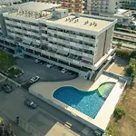 Cozy Two-bedroom In A Seafront Building Апартаменти