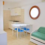 Cozy Two-bedroom In A Seafront Building דירה