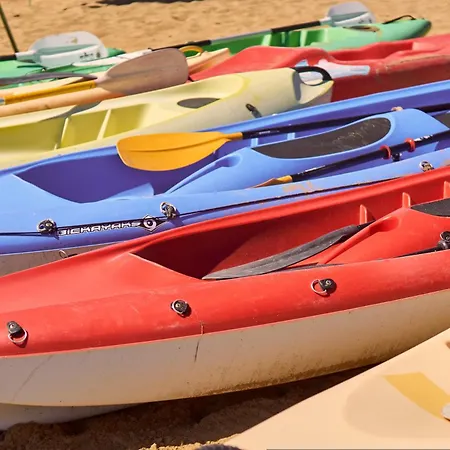 Cozy Two-bedroom In A Seafront Building ביביונה