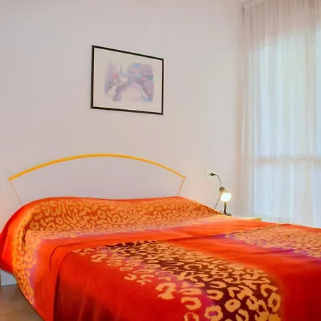 Lejlighed Cozy Two-bedroom In A Seafront Building