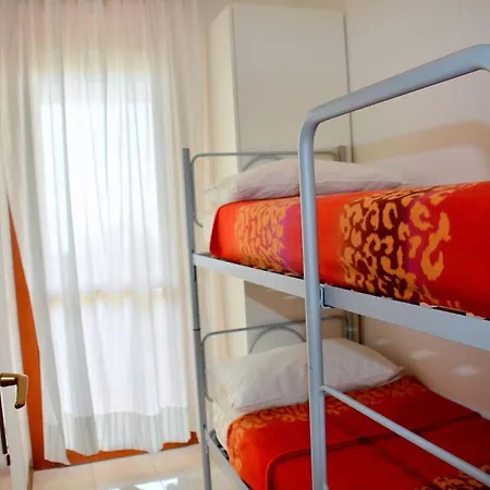 Апартаменти Cozy Two-bedroom In A Seafront Building