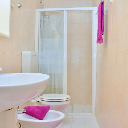 Cozy Two-bedroom In A Seafront Building Bibione
