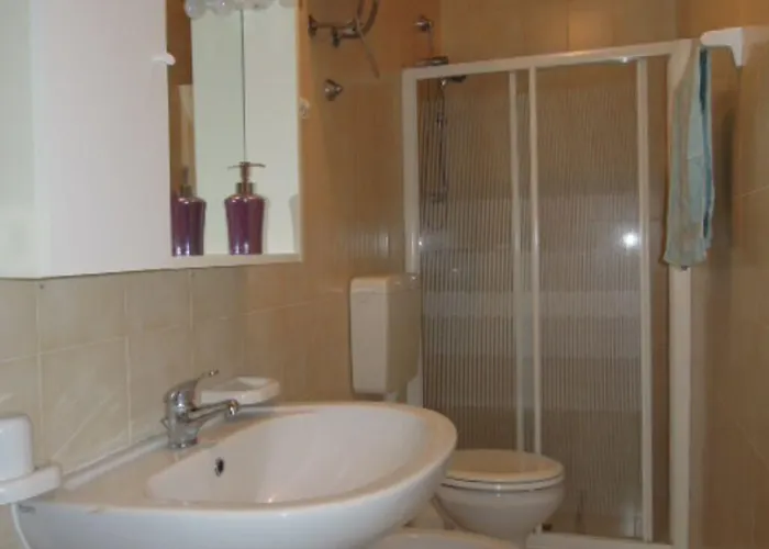 Cozy Two-bedroom In A Seafront Building Μπιμπιόνε