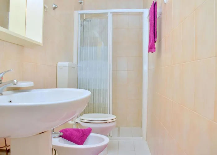 Апартаменти Cozy Two-bedroom In A Seafront Building Бібіоне