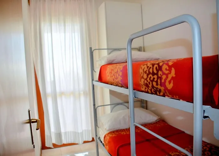 Апартаменти Cozy Two-bedroom In A Seafront Building