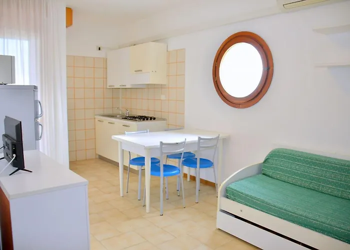 Cozy Two-bedroom In A Seafront Building Διαμέρισμα