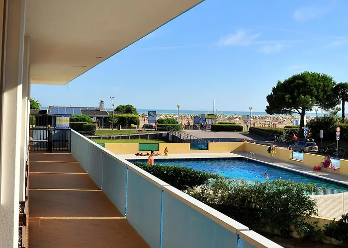 Cozy Two-bedroom In A Seafront Building Μπιμπιόνε