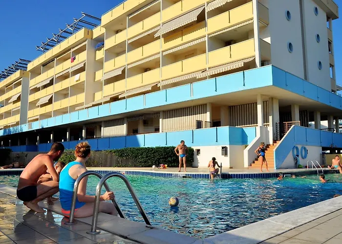Cozy Two-bedroom In A Seafront Building Διαμέρισμα *